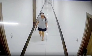 Người phụ nữ cầm dao đi dọc hành lang chung cư: Hàng xóm sợ hãi mang con đi gửi