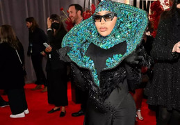 Những bộ váy xấu đến mức thảm họa trên thảm đỏ Grammy 2023