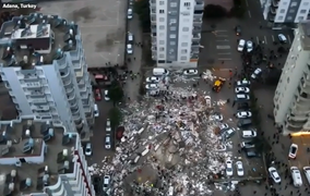 Cận cảnh tòa nhà đổ sập sau trận động đất hơn 500 người chết ở Thổ Nhĩ Kỳ