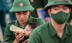 Tân binh trẻ rưng rưng hôn tạm biệt con gái nhỏ trước khi lên đường nhập ngũ