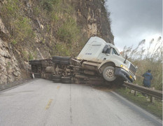 Xe đầu kéo lật nghiêng, chắn ngang Quốc lộ 6 ở Hòa Bình