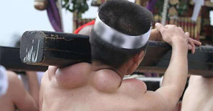 Sự thật ẩn sau chiếc lưng 'lạc đà' của những người khiêng kiệu ở Nhật Bản