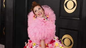 Hết hồn với 'thảm họa' thời trang tại Grammy 2023