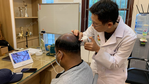 Bác sĩ da liễu Duy Thành giải đáp thắc mắc về phục hồi tóc, cấy tóc tự thân