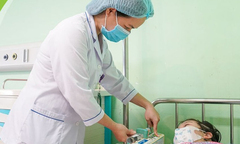 Ngã đập thắt lưng vào thành cầu thang, bé gái 10 tuổi vỡ thận