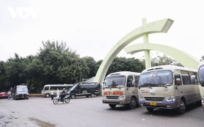 Hà Nội: Sau khi hạ rào, công viên Cầu Giấy bị chiếm dụng làm bãi đỗ xe, bán hàng