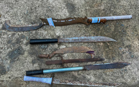 Kiểm tra nhà trọ, phát hiện hơn 1.000 con dao tự chế nhập lậu từ Trung Quốc