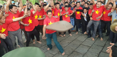 Hơn 200 pháo thủ ở Hải Dương tay lấm lem, ném pháo đất nổ như sấm