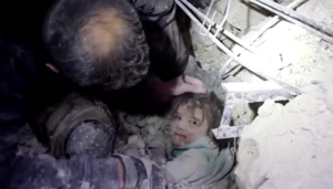 Khoảnh khắc người bố ôm con khỏi đống đổ nát trong thảm họa động đất ở Syria