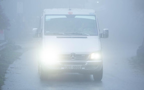 Tài xế cần lưu ý gì khi lái xe dưới thời tiết sương mù dày đặc?