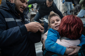 Bé trai Thổ Nhĩ Kỳ đoàn tụ với mẹ sau 52 giờ mắc kẹt dưới đống đổ nát