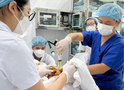 Thai phụ phải rút 2 lít nước ối, 2 lần khâu cổ tử cung để giữ thai