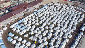 Những căn lều giữa phố sau thảm họa động đất tại Thổ Nhĩ Kỳ