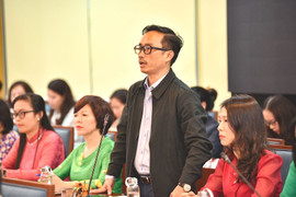 Bộ trưởng GD&ĐT trực tiếp hỏi giáo viên 'có bị áp đặt khi lựa chọn SGK'