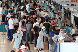 Hạn chế người thân đón, tiễn vào giờ cao điểm ở sân bay Nội Bài