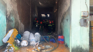 Bình Định: Cháy nhà kho ở cảng cá Quy Nhơn, 2 người thương vong