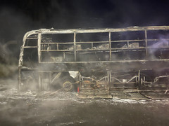 Xe khách chở 23 người cháy rụi ở Đồng Nai