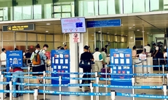 Từ Mỹ về Việt Nam, cụ bà bị sốc nhiệt, nói nhảm, chạy vòng quanh sân bay