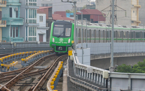 Tàu Cát Linh-Hà Đông đột ngột dừng giữa đường, hành khách phải đi xe buýt về ga