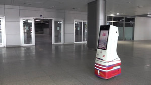 Robot hướng dẫn hành khách tại ga xe lửa Thái Lan
