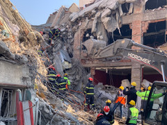 Cảnh sát Việt Nam dùng camera dò tìm nạn nhân trong đống đổ nát ở Thổ Nhĩ Kỳ