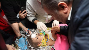 Bé gái sống sót sau 150 giờ bị vùi lấp trong thảm hoạ động đất Thổ Nhĩ Kỳ