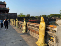 Thu hồi hàng tượng lạ đặt trước cửa Ngọ môn Huế khiến du khách 'giật mình'