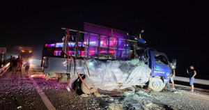 Xe tải tông trực diện xe khách chở 10 người trên cao tốc Cam Lộ - La Sơn