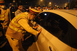 Tài xế cố thủ trên ô tô, đòi xem chuyên đề kiểm tra nồng độ cồn của Cảnh sát 141