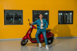 VinFast tặng quà Valentine cho khách hàng mua xe máy điện