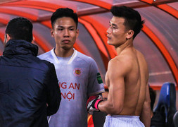 Bùi Tiến Dũng gặp sự cố áo đấu, trận CLB CAHN vs Viettel diễn ra muộn
