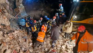 Cảnh sát Việt Nam đưa 4 thi thể bị vùi lấp sau động đất ở Thổ Nhĩ Kỳ ra ngoài