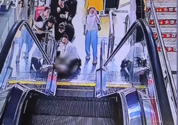 Cậu bé hiếu động bị kẹt tay vào thang cuốn ở Trung Quốc