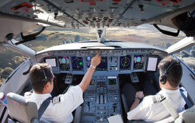 Phi công thường làm gì trong buồng lái khi máy bay ở trên trời?
