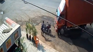 Xe tải mất kiểm soát lao đến, thanh niên nhanh chân chạy thoát thân