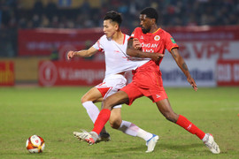 Cựu cầu thủ Arsenal thể hiện đẳng cấp trong trận ra mắt CLB Công an Hà Nội