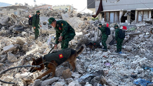 Lực lượng QĐND Việt Nam đưa nạn nhân ra khỏi đống đổ nát ở Thổ Nhĩ Kỳ