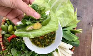 Món ngon: Nhót xanh cuốn bắp cải càng ăn càng thèm