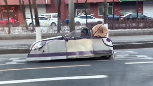 Cụ ông lái 'siêu xe' tự chế dạo phố ở Trung Quốc