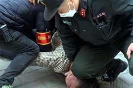 Tài xế đá vào mặt cảnh sát khi bị yêu cầu kiểm tra nồng độ cồn