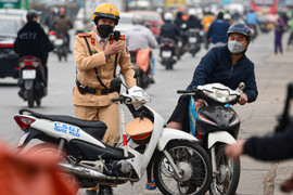 CSGT xử lý xe máy đi ngược chiều trên đường Giải Phóng sau phản ánh của VTC News
