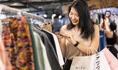 Mua váy tiền triệu chỉ mặc một lần dù chủ nhân túng thiếu