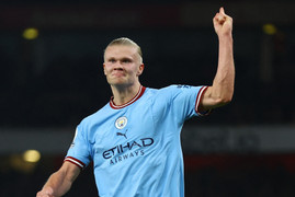 Đánh bại Arsenal, Man City chiếm ngôi đầu bảng Ngoại Hạng Anh