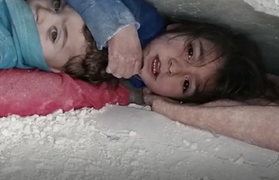 Cô bé 5 tuổi che chở cho em trong động đất Syria phải cắt bỏ chân