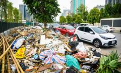 Dân chặn xe vào bãi rác Xuân Sơn, hàng trăm tấn rác ở Hà Nội bị ùn ứ
