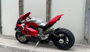 Ngắm loạt mô tô tự chế cực tinh xảo, giống hệt xe thật của thợ tóc Long Ducati