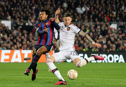 HLV Erik ten Hag trách trọng tài không đuổi cầu thủ Barcelona