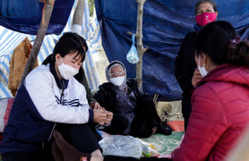 Hà Nội: Người dân dựng lều ngăn xe chở rác vào bãi Xuân Sơn