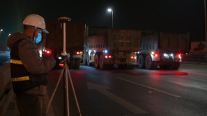 Dùng 8 xe tải kiểm định cầu dây văng dài nhất Việt Nam