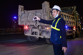 Xuyên đêm 'khám bệnh' cầu dây văng dài nhất Việt Nam